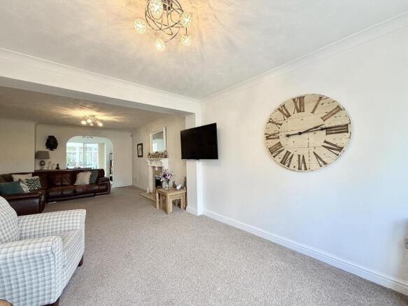 5 bed Detached for sale Image 6