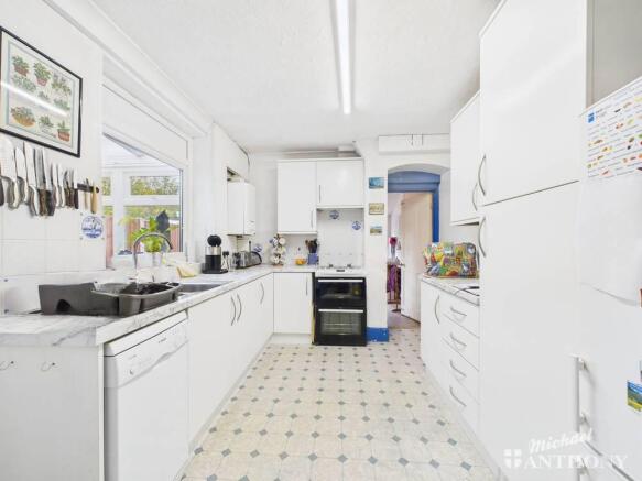 CAM02773G0-PR0361-STILL004-thumbnail-h750-70