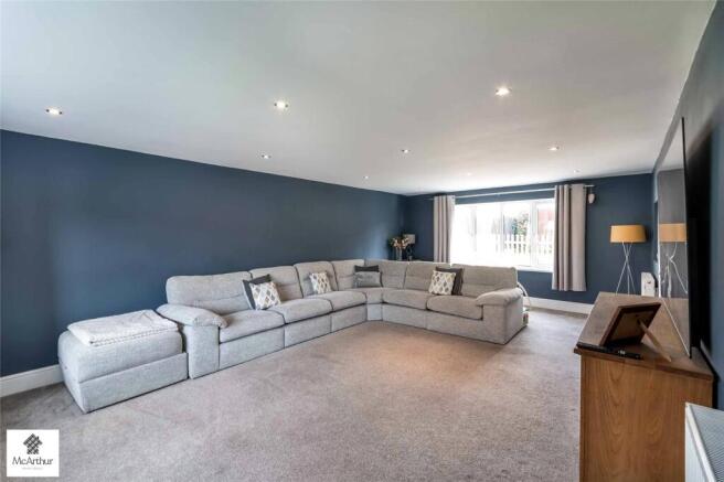 5 bed Detached for sale Image 9