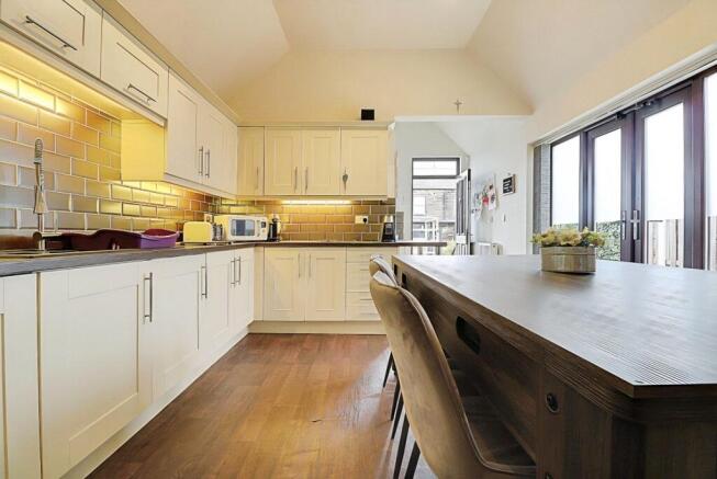 6 bed Semi-Detached for sale Image 7