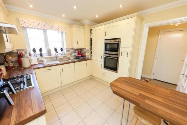 4 bed House for sale Image 4