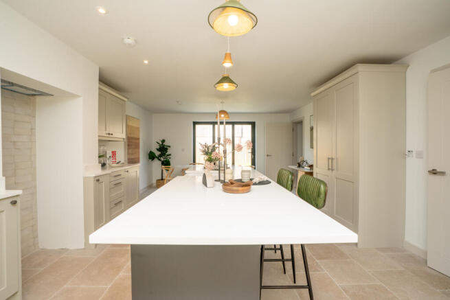 5 bed Detached for sale Image 4