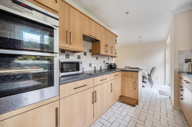 Manor Park Drive, Finchampstead, Wokingham, Berkshire, RG40 photo 4