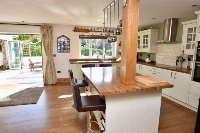 KITCHEN/DINING ROOM