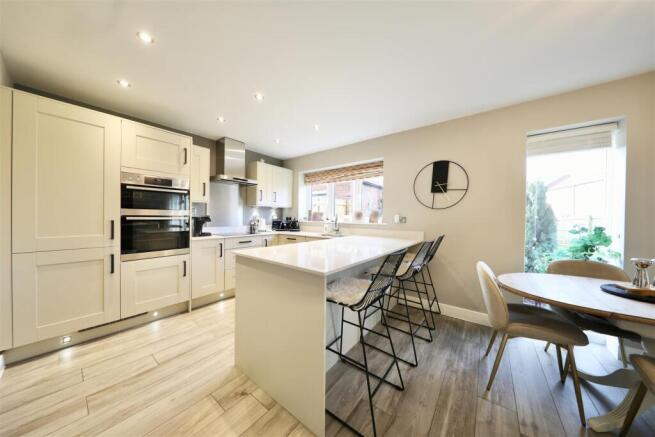 4 bed Detached for sale Image 12