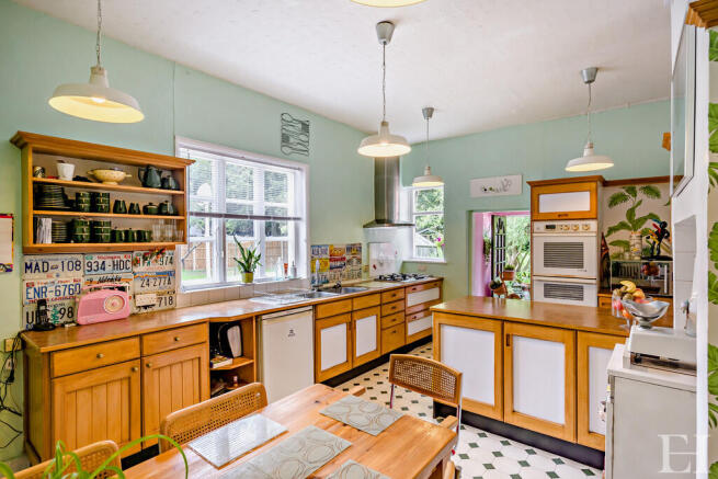 8658770-interiorW...