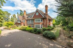 Flat 6, Woodhayes, Woodlands Road, West Byfleet KT14 6BF