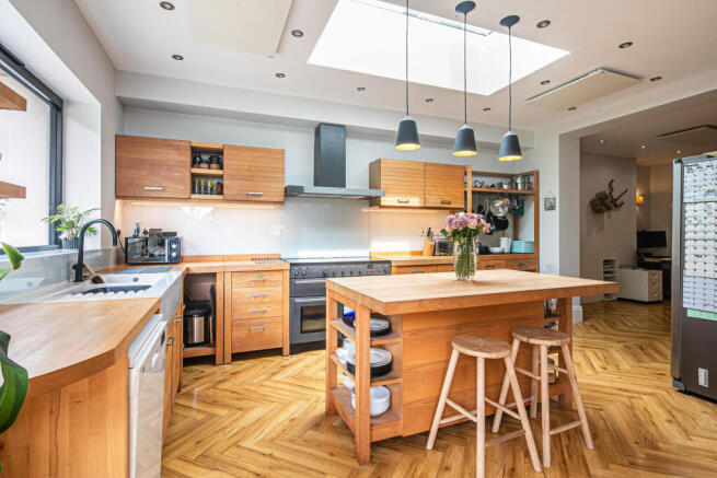 5 bed Semi-Detached for sale Image 6