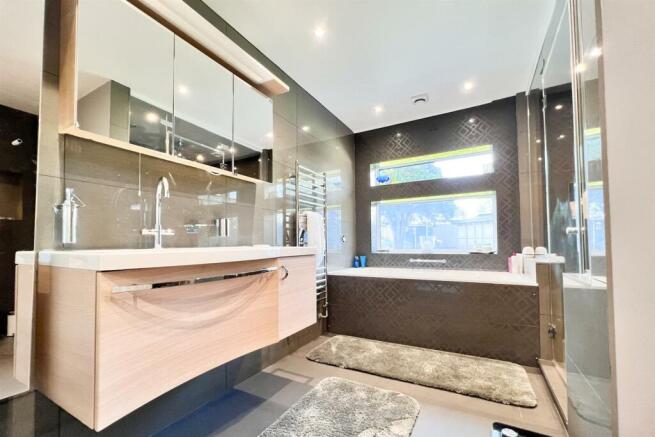 Master Bedroom en suite