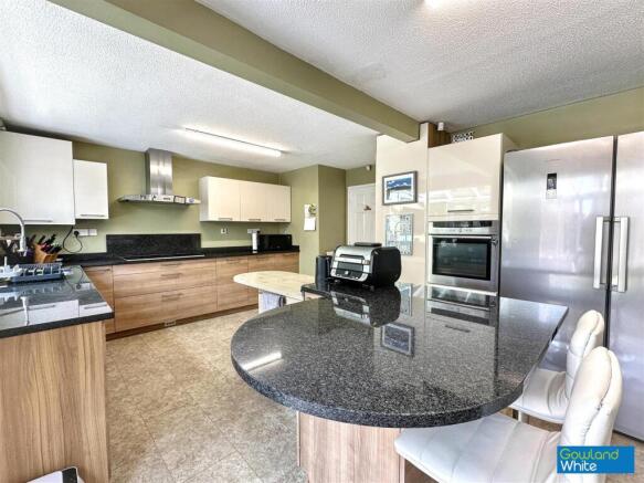 4 bed Detached for sale Image 5