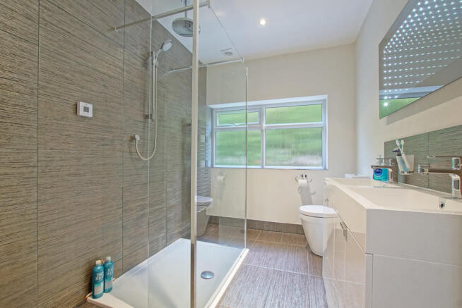 Master Bedroom En...