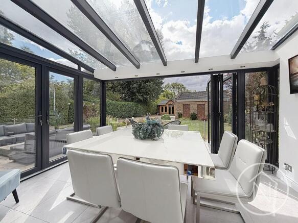 5 bed Detached for sale Image 8