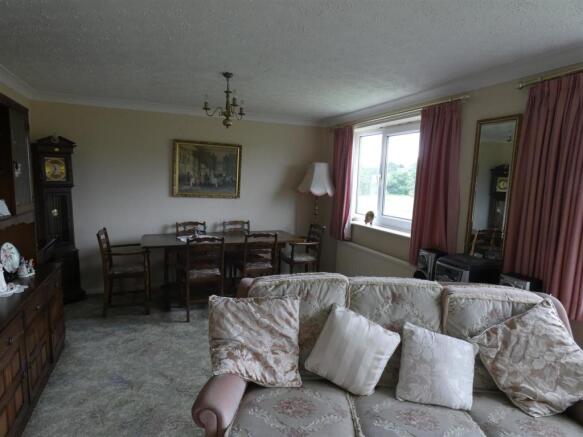 SPACIOUS LOUNGE/DINING ROOM