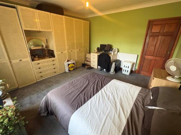 4 bed Semi-Detached Bungalow for sale Image 10