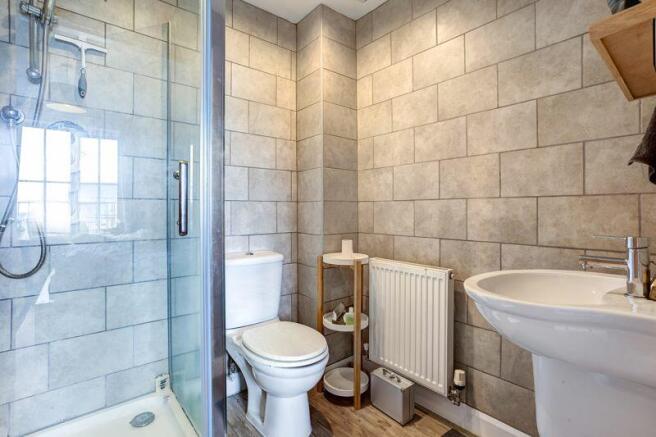 EN SUITE