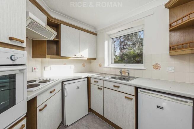 Royston Court, Hinchley Wood photo 4
