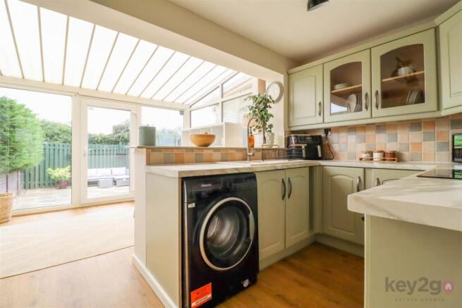 2 bed Terraced to rent Image 5