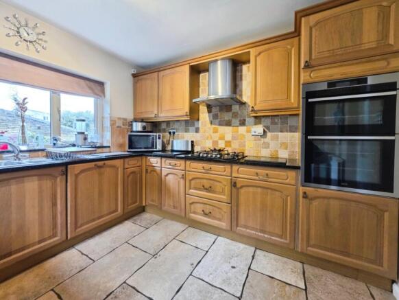 5 bed Semi-Detached for sale Image 4