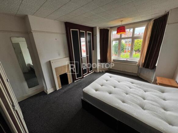4 bed House to rent Image 12
