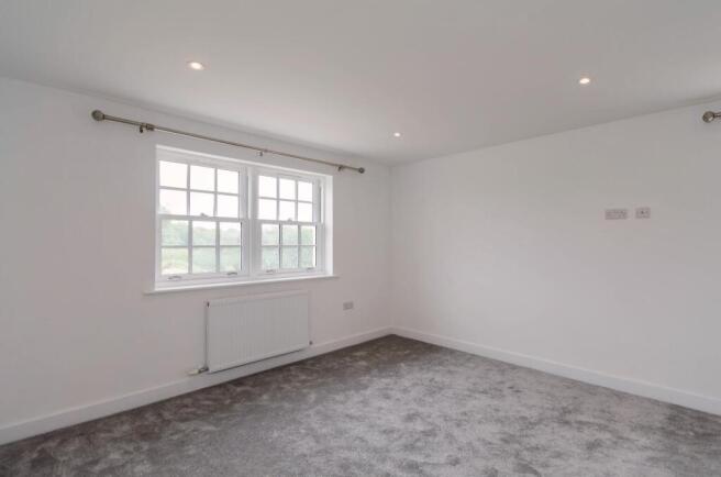 4 bed Semi-Detached to rent Image 7