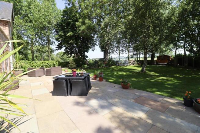 6 bed Detached for sale Image 4