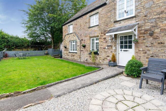 Luxstowe Cottage (18).jpg