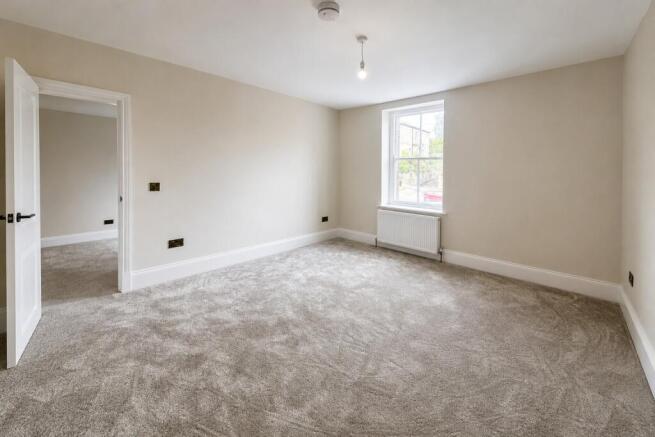 5 bed Town House for sale Image 9