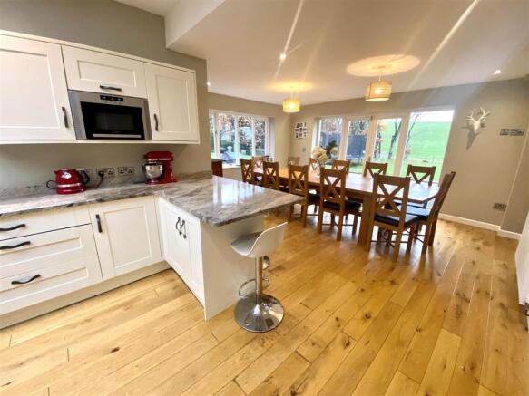 KITCHEN/FAMILY DINING ROOM