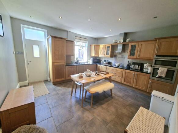 KITCHEN/BREAKFAST ROOM