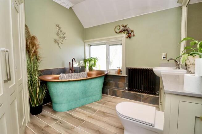 6 bed Detached for sale Image 11