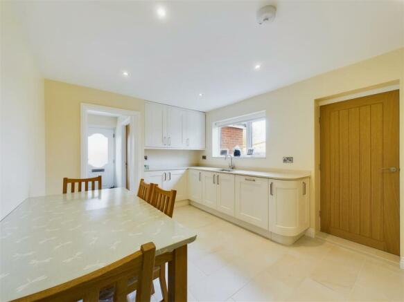KITCHEN/DINING ROOM