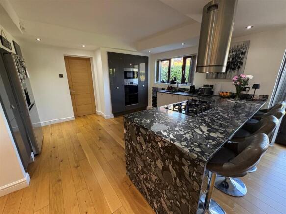 4 bed Detached for sale Image 9