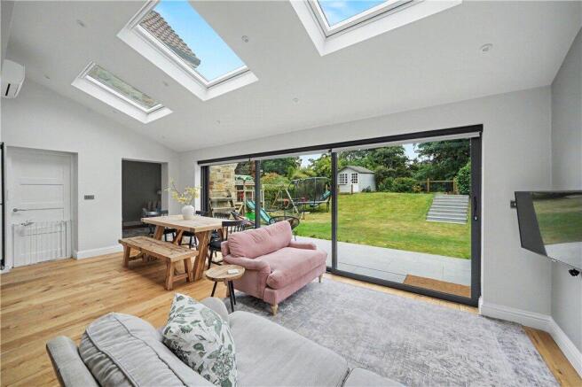 4 bed Detached to rent Image 9