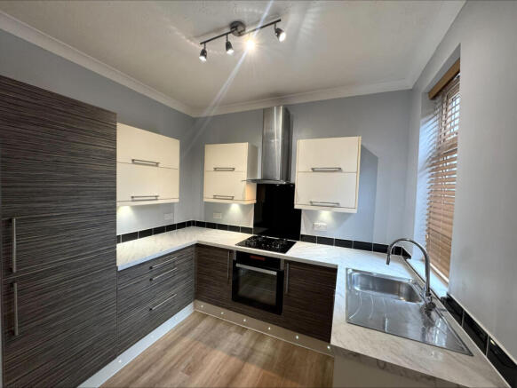 2 bed Terraced to rent Image 6