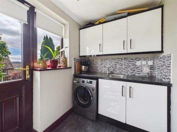 5 bed Detached for sale Image 11