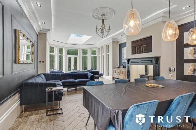 6 bed Detached for sale Image 4