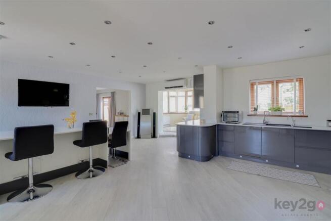 5 bed Detached for sale Image 5