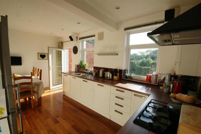 Kitchen 2.JPG