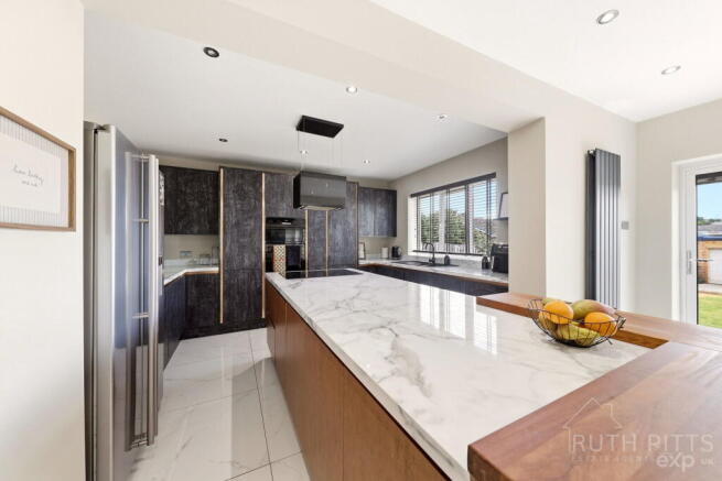 4 bed Detached for sale Image 7