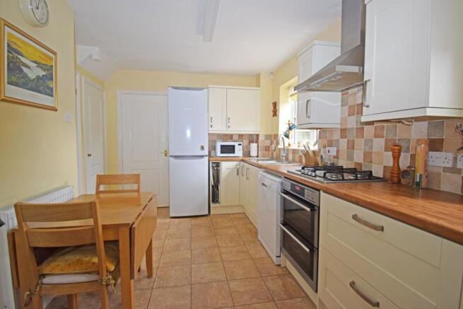 14 Paddock Close, kitchen b.jpg