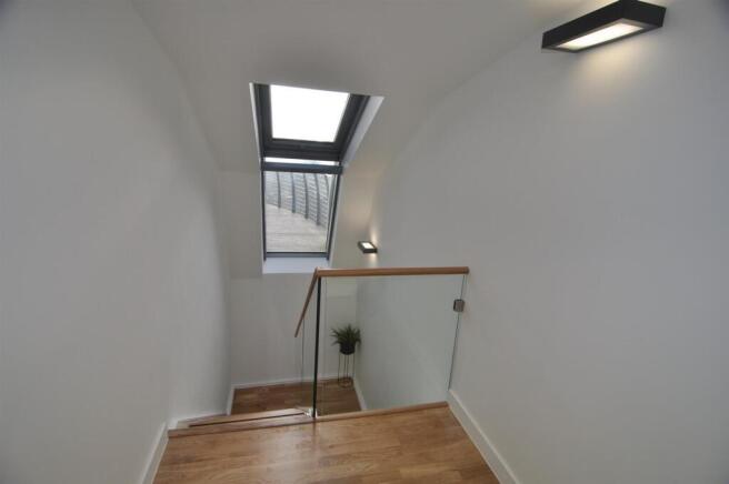 2 bed Flat to rent Image 12