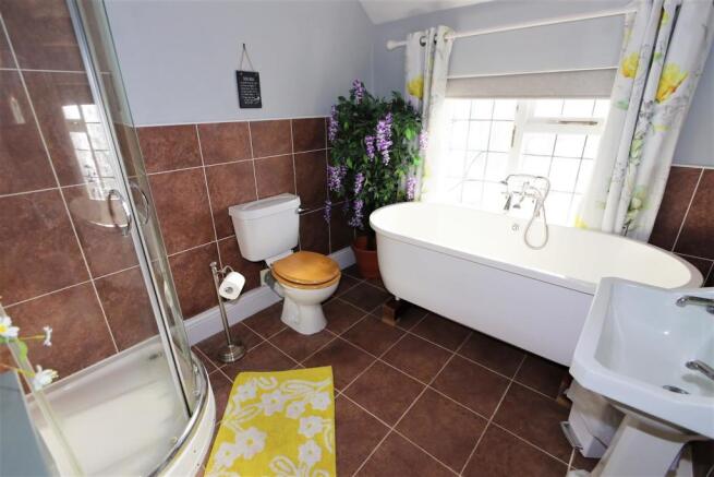 STYLISH FOUR PIECE BATHROOM