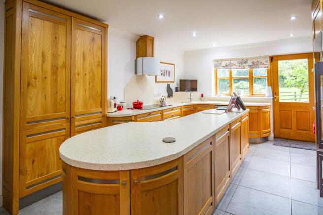 5 bed Detached for sale Image 7