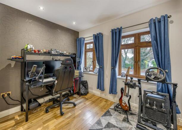 58 Birches Road-bed3.jpg
