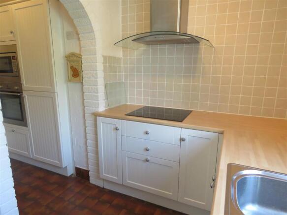 Kitchen (b).JPG