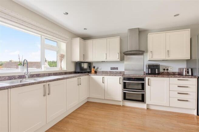 Kitchen 1.jpg