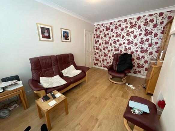 LIVING ROOM 13'4 x 9'9