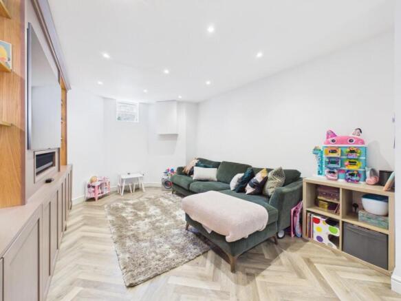 4 bed Terraced for sale Image 8