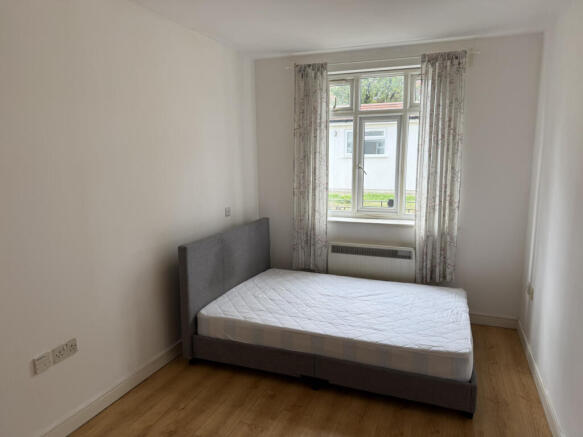 Studio to rent Simon Court, London NW4