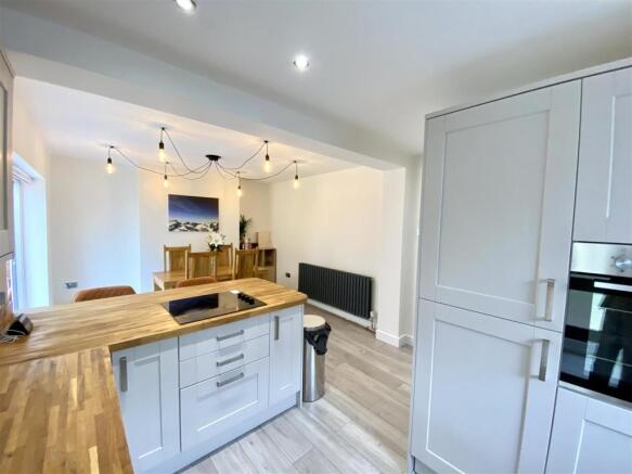 KITCHEN/DINING ROOM